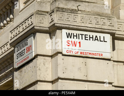 Nahaufnahme von Zeichen an der Wand, an der Ecke der Downing Street und Whitehall in London Stockfoto