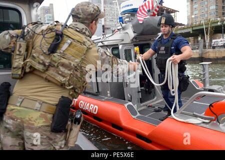 Die Mitarbeiter der Küstenwache und der MSST koordinierten sich auf dem East River, um ein 33-Fuß-Sonderfahrzeug – Strafverfolgungsboot während der Sicherheitspatrouillen für die Generalversammlung der Vereinten Nationen zu leiten. Die Operationen umfassten Linienabfertigung, Schiffsüberwachung, Durchsetzung von Seeverkehrssicherheitszonen und Zusammenarbeit mit Einheiten des New Yorker Polizeidepartements. Der Einsatz gewährleistete Sicherheit, Einsatzbereitschaft und Strafverfolgung im Seeverkehr während einer hochkarätigen internationalen Veranstaltung im Hafen von New York. Stockfoto