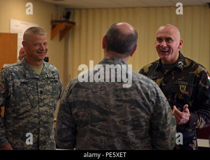 U.S. Army Command Sgt. Maj. Rodger Jones, state command Sergeant Major und Oberst Mark D. Auer, der Kommandant der 121. Die Luftbetankung Flügel, sprechen mit Ungarischen Armee Sgt. Maj. István Kriston Sept. 21, 2015, während einer Einarbeitung Flug bei Rickenbacker Air National Guard Base, Ohio. Kriston verbrachte den Tag fliegen mit Mitgliedern der 121 ARW auf einem KC-135 R Stratotanker. (U.S. Air National Guard Foto von Airman 1st Class Ashley Williams/Freigegeben) Stockfoto