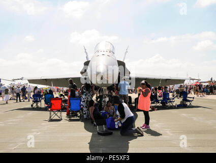 151003-N-AA 484-017 SAN DIEGO (Oct 3, 2015) - Familien Schatten suchen und Essen unter dem Flügel eines Navy und Marine Flugzeug F/A-18C während der 2015 jährliche Marine Corps Air Station Miramar Air Show. Einheimische aus rund um die größere Umgebung von San Diego kam zu der Airshow Veteranen und ihre Familien mit Essen, Spaß und Unterhaltung zu feiern. (U.S. Marine Foto von Mass Communication Specialist 1. Klasse Sean S. Lenahan/Freigegeben) Stockfoto