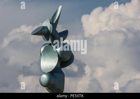 Moderne Kunst Skulptur in Wolken Stockfoto