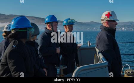 151001-N-OX430-032 Atlantik (1. Oktober 2015) Segler bestehend aus ins Meer und Anker an Bord der Arleigh-Burke-Klasse geführte Flugkörper Zerstörer USS The Sullivans (DDG-68) Uhr aus der Fo'c'sle, wie das Schiff ihrer Majestät Naval Base Clyde in Faslane, Schottland gelangt. Die Sullivans ist Transit durch den Atlantik zur Teilnahme an gemeinsamen Krieger, ein Vereinigtes Königreich führte, multinationale kooperative Übung entwickelt, um die NATO und die Alliierten Streitkräfte für global Operations vorzubereiten. (Foto: U.S. Navy Masse Kommunikation Spezialist Seemann Daniel Gaither/freigegeben) Stockfoto