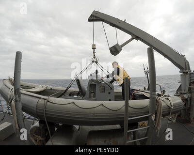 151001-N-AX 546-003 MITTELMEER (Okt. 2010) 1, 2015) der Maschinist Mate 3. Klasse Zachary Kush, von Pittsburgh, vervollständigt den Morgen boot Bericht an Bord der USS Porter (DDG78) Oktober 1, 2015. Porter, einer der Arleigh-Burke-Klasse geführte-missile Destroyer, Vorwärts - Rota, Spanien eingesetzt, ist auf Routine patrol Durchführung naval Operations in den USA 6 Flotte Bereich der Maßnahmen zur Unterstützung der US-amerikanischen nationalen Sicherheitsinteressen in Europa. (U.S. Marine Foto von Mass Communication Specialist 1. Klasse Sean Spratt/Freigegeben) Stockfoto