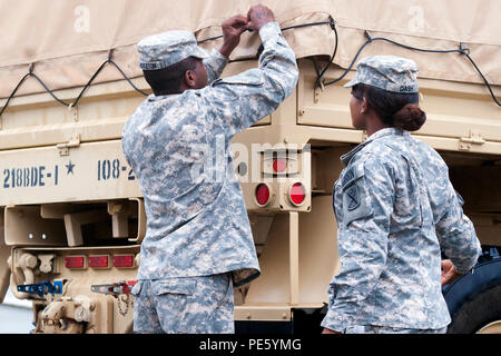 Soldaten, die in den 108 Unternehmen der Chemischen Industrie, South Carolina Army National Guard, in North Charleston, S.C., Vorbereitung der Fahrzeuge und Geräte für die Aktivierung, Oktober 5, 2015, in Reaktion auf die jüngsten landesweiten Überschwemmungen. (U.S. Army National Guard Foto durch. Sgt. Brian Calhoun/Freigegeben) ​​ Stockfoto