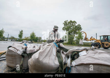 Us Army 1st Lieutenant Courtney Cray Ein Medizinisches Op Schwester Verwaltet Lidocain Zu Einem Patienten Wahrend Der Medizinischen Readiness Training Ubung 17 4 Am Krankenhaus D Anweisung Des Armees In Libreville Gabun Juni 21 Die