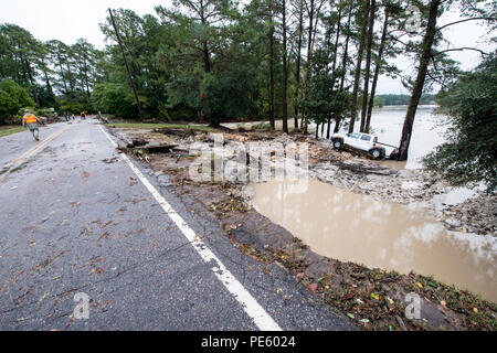 Schäden durch Hochwasser in den Wald Morgen Gemeinschaft, Columbia, S.C., Oktober 5, 2015. Das South Carolina National Guard wurde aktiviert und County Emergency Management Agenturen und lokalen Ersthelfer als historische Hochwasser zu unterstützen Auswirkungen Grafschaften national. Derzeit werden mehr als 1.100 Südcarolina Mitglieder des nationalen Schutzes haben in Reaktion auf die Überschwemmungen aktiviert wurde. (U.S. Air National Guard Foto von Tech. Sgt. Jorge Intriago/Freigegeben) Stockfoto