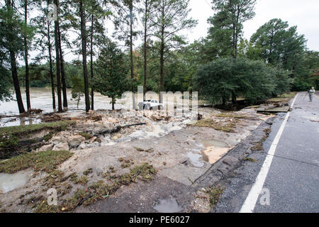 Schäden durch Hochwasser in den Wald Morgen Gemeinschaft, Columbia, S.C., Oktober 5, 2015. Das South Carolina National Guard wurde aktiviert und County Emergency Management Agenturen und lokalen Ersthelfer als historische Hochwasser zu unterstützen Auswirkungen Grafschaften national. Derzeit werden mehr als 1.100 Südcarolina Mitglieder des nationalen Schutzes haben in Reaktion auf die Überschwemmungen aktiviert wurde. (U.S. Air National Guard Foto von Tech. Sgt. Jorge Intriago/Freigegeben) Stockfoto