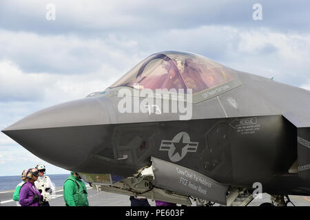 151005-N-QS 750-017 ATLANTIK (Okt. 2010) 5, 2015) Leutnant Chris "TJ" Karapostoles sitzt im Cockpit einer F-35C Lightning II carrier Variante Joint Strike Fighter der Salty Dogs von Air Test und Bewertung Squadron (VX) 23 zugeordnet als Segler re - Treibstoff der Flugzeuge, die auf dem Flight Deck des Flugzeugträgers USS Dwight D. Eisenhower (CVN 69). Die F-35C Lightning II Pax River integrierten Test Kraft führt derzeit Follow-on-sea Versuche an Bord der Eisenhower. (U.S. Marine Foto von Mass Communication Specialist 3. Klasse Corey Dill/Freigegeben) Stockfoto