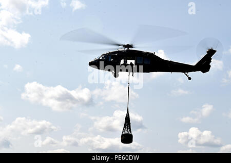 Ein UH-60 Blackhawk Hubschrauber trägt eine Last von einer Ladung pick-up Ort während der Schlinge - Laden, die im Rahmen der Übung Northern Strike in Alpena Combat Readiness Training Center, Mich., Nov. 8. Northern Strike ist eine robuste militärische Bereitschaft Übung durch die Michigan Army National Guard verfügt über gemeinsame und multi-nationalen Streitkräfte gemeinsam für gesamtkraft Integration koordiniert. (U.S. Air Force Foto von Tech. Sgt. Liliana Moreno) Stockfoto