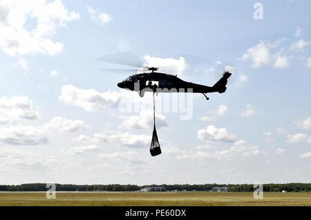 Ein UH-60 Blackhawk Hubschrauber trägt eine Last von einer Ladung pick-up Ort während der Schlinge - Laden, die im Rahmen der Übung Northern Strike in Alpena Combat Readiness Training Center, Mich., Nov. 8. Northern Strike ist eine robuste militärische Bereitschaft Übung durch die Michigan Army National Guard verfügt über gemeinsame und multi-nationalen Streitkräfte gemeinsam für gesamtkraft Integration koordiniert. (U.S. Air Force Foto von Tech. Sgt. Liliana Moreno) Stockfoto