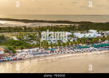 Luftaufnahme von Grand Turk Strand in Turks- und Caicosinseln. Stockfoto