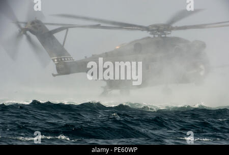 150829-N - BJ 254-203 arabischen Golf (Sept. 29, 2015) die Beseitigung von Explosivstoffen Techniker, Commander, Task Group (CTG) 56,1, Durchführung von Guss- und Verwertungsverfahren zugeordnet. CTG 56,1 führt meine Gegenmaßnahmen, die Beseitigung von Explosivstoffen, Bergung - Tauchen und Schutz im gesamten Bereich der Fünften Flotte von Operationen. (U.S. Marine Foto von Mass Communication Specialist 2. Klasse Wyatt Huggett / freigegeben) Stockfoto