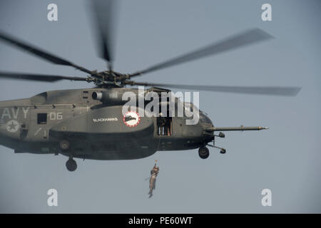 150829-N - BJ 254-352 arabischen Golf (Sept. 29, 2015) Eine Beseitigung von Explosivstoffen Techniker, zugeordnet zu den Commander, Task Group (CTG) 56,1, Teil in Besetzung und Verwertung erfolgt. CTG 56,1 führt meine Gegenmaßnahmen, die Beseitigung von Explosivstoffen, Bergung - Tauchen und Schutz im gesamten Bereich der Fünften Flotte von Operationen. (U.S. Marine Foto von Mass Communication Specialist 2. Klasse Wyatt Huggett / freigegeben) Stockfoto