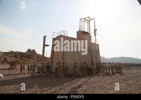 ARTA STRAND, Dschibuti (Sept. 25, 2015) US-Marines mit dem 15 Marine Expeditionary Unit klettern Techniken während einer Wüste überleben Kurs neben dem Französischen 5. Überseeische kombinierte Waffen Regiment (RIAOM). Elemente des 15. MEU ein Training mit der 5. RIAOM in Dschibuti, um die Interoperabilität zwischen den MEU und das französische Militär zu verbessern. (U.S. Marine Corps Foto von Sgt. Steve H. Lopez/Freigegeben) Stockfoto