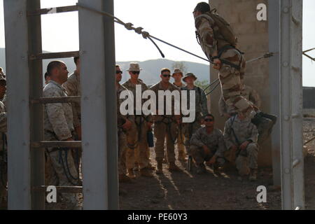 ARTA STRAND, Dschibuti (Sept. 25, 2015) ein Ausbilder aus dem französischen Übersee 5. Kombinierte Waffen Regiment (RIAOM) demonstriert, wie sicher ein Hindernis für die US-Marines mit dem 15 Marine Expeditionary Unit mount während einer Wüste überleben. Elemente des 15. MEU ein Training mit der 5. RIAOM in Dschibuti, um die Interoperabilität zwischen den MEU und das französische Militär zu verbessern. (U.S. Marine Corps Foto von Sgt. Steve H. Lopez/Freigegeben) Stockfoto