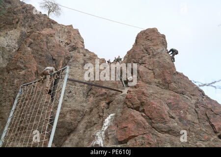 ARTA STRAND, Dschibuti (Sept. 27, 2015) US-Marines mit dem 15 Marine Expeditionary Unit Hindernisse Navigieren während einer Wüste überleben Kurs neben dem Französischen 5. Überseeische kombinierte Waffen Regiment (RIAOM). Elemente des 15. MEU ein Training mit der 5. RIAOM in Dschibuti, um die Interoperabilität zwischen den MEU und das französische Militär zu verbessern. (U.S. Marine Corps Foto von Sgt. Steve H. Lopez/Freigegeben) Stockfoto