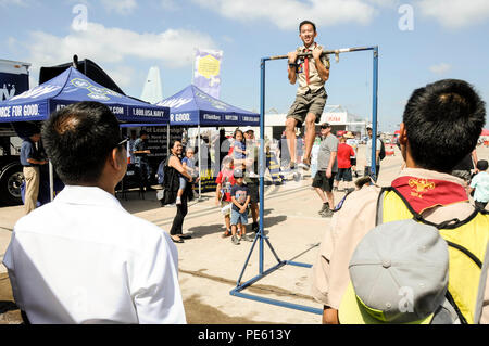 151003-N-AA 484-017 SAN DIEGO (Okt. 2010) 3, 2015) Justin Lau, der Pfadfinder von Troop 737 in Del Mar, Kalifornien, konkurriert in einem Pull-up-Herausforderung am Naval Recruiting Zelt am 2015 jährliche Marine Corps Air Station Miramar Air Show. Einheimische aus rund um die größere Umgebung von San Diego kam zu der Air Show Veteranen und ihre Familien mit Essen, Spaß und Unterhaltung zu feiern. (U.S. Marine Foto von Mass Communication Specialist 1. Klasse Sean S. Lenahan/Freigegeben) Stockfoto