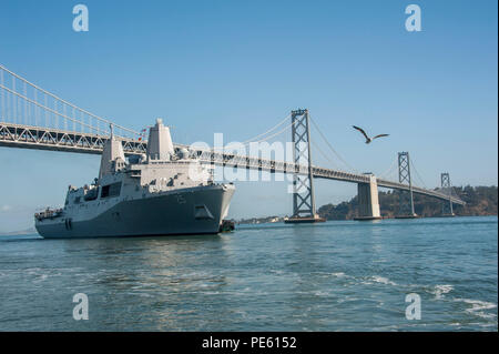 151005-N-MZ 309-096 SAN FRANCISCO (Okt. 2010) 5, 2015) Die amphibious Transport dock Schiff USS Essex (LPD 25) Kreuze unter der Oakland Bay Bridge in San Francisco für Flotte Woche 2015. San Francisco Fleet Week, der nun in seinem 35. Jahr, feiert den reichen naval Tradition in der Bay Area, ehrt Service Mitglieder unserer Nation, und erleichtert die jährliche Katastrophenschutz zwischen der Navy, Marine Corps, Coast Guard und lokale Ersthelfer. (U.S. Marine Foto von Mass Communication Specialist 2. Klasse Ryan Riley/Freigegeben) Stockfoto