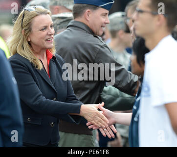 Sekretär der Air Force Deborah Lee James schüttelt die Hände der neuen enlistees nach einer Masse Vereidigung während vor dem Rennen mit Zeremonien für die 2015 AAA 400 NASCAR Sprint Cup Rennen der 4. Oktober 2015, in Dover International Speedway in Dover, Del James war der ehrenamtlichen Pace Car Treiber für den Start des Rennens. (U.S. Air Force Foto/Greg L. Davis) Stockfoto