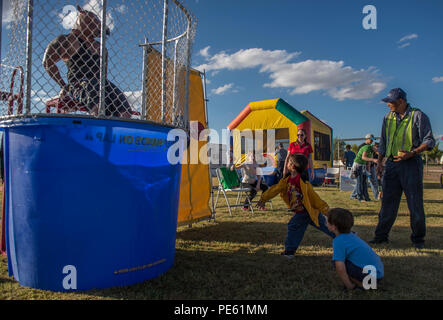 Ein Team Holloman abhängigen strebt das Ziel an der dunk Tank während der jährlichen Nationalen Nacht Veranstaltung durch hochfliegende Höhen Gemeinschaften Holloman Air Force Base, N.M., Okt. 6. Das ist das achte Jahr steigenden Höhen hat Gastgeber der Veranstaltung und brachte den Strafverfolgungsbehörden, den Brandschutz und die Unterstützung der Gemeinschaft Agenturen Holloman Bewohner Informationen und die Sicherheit von Kindern Material zur Verfügung zu stellen. Jedes Jahr, Holloman Flieger und Gemeindemitglieder versammeln auf Soaring Höhen, das ihnen Essen, Musik und verschiedene Veranstaltungen für Kinder. (U.S. Air Force Foto von älteren Flieger Aaron Stockfoto