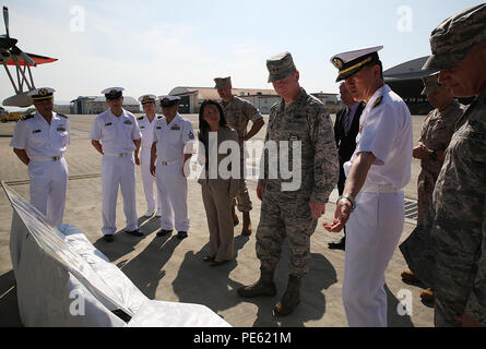 Us Air Force Generalleutnant John L. Dolan, Kommandeur der US-Streitkräfte in Japan und 5 Air Force, Mitte und Hinten Adm. Naoki Sonoda, Kommandeur der Japan Maritime Verteidigung-kraft, Fleet Air Wing 31, rechts, Blick Erinnerungsstücke von Dolan's Air Rescue Mission bei den Japan Maritime Verteidigung-kraft Hangar, Marine Corps Air Station Iwakuni, Japan, Sept. 29, 2015. Bei einem kurzen Stop an der Installation, Dolan nahm sich die Zeit die JMSDF Mitglieder, die ihm nach einem Flugzeug Kollision gerettet zu besuchen, sodass Dolan aus seiner F-16 auszuwerfen, 630 Seemeilen entfernt von Tokio in den Pazifischen Ozean. Fast zwei Jahrzehnte l Stockfoto