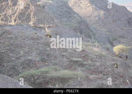 ARTA STRAND, Dschibuti (Sept. 30, 2015) US-Marines mit dem 15 Marine Expeditionary Unit bieten Sicherheit auf einem Bergrücken neben Soldaten, die in den Französischen Überseeischen 5. Kombinierte Waffen Regiment (RIAOM) während einer Wüste überleben. Elemente des 15. MEU ein Training mit der 5. RIAOM in Dschibuti, um die Interoperabilität zwischen den MEU und das französische Militär zu verbessern. (U.S. Marine Corps Foto von Sgt. Steve H. Lopez/Freigegeben) Stockfoto