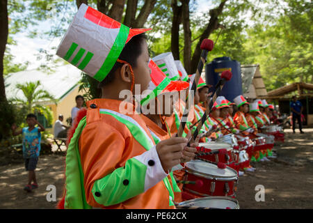 Schüler der Grundstufe während einer Ribbon Cutting für die humanitäre civic Hilfe Projekt bei Binduyan Volksschule in Palawan, Philippinen, während amphibische Landung Übung 2015 (15) PHIBLEX, Okt. 8. 15 PHIBLEX ist eine jährliche bilaterale Ausbildung Übung mit der Streitkräfte der Philippinen durchgeführt, um die Interoperabilität zu stärken und die Zusammenarbeit in einem breiten Spektrum von militärischen Operationen von der Katastrophenhilfe bis hin zu komplexen expeditionary Operations. (U.S. Marine Corps Foto von MCIPAC bekämpfen Kamera Lance Cpl. Hernan Vidana/Freigegeben) Stockfoto