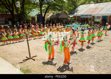 Schüler der Grundstufe während einer Ribbon Cutting für die humanitäre civic Hilfe Projekt bei Binduyan Volksschule in Palawan, Philippinen, während amphibische Landung Übung 2015 (15) PHIBLEX, Okt. 8. 15 PHIBLEX ist eine jährliche bilaterale Ausbildung Übung mit der Streitkräfte der Philippinen durchgeführt, um die Interoperabilität zu stärken und die Zusammenarbeit in einem breiten Spektrum von militärischen Operationen von der Katastrophenhilfe bis hin zu komplexen expeditionary Operations. (U.S. Marine Corps Foto von MCIPAC bekämpfen Kamera Lance Cpl. Hernan Vidana/Freigegeben) Stockfoto