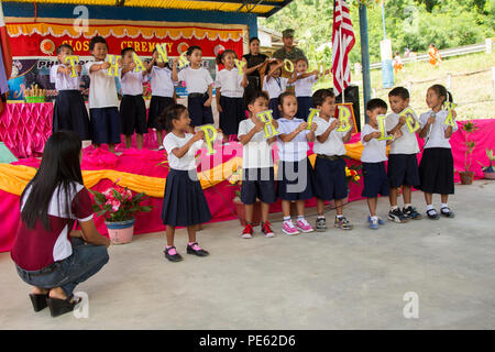 Schüler der Grundstufe während einer Ribbon Cutting für die humanitäre civic Hilfe Projekt bei Binduyan Volksschule in Palawan, Philippinen, während amphibische Landung Übung 2015 (15) PHIBLEX, Okt. 8. 15 PHIBLEX ist eine jährliche bilaterale Ausbildung Übung mit der Streitkräfte der Philippinen durchgeführt, um die Interoperabilität zu stärken und die Zusammenarbeit in einem breiten Spektrum von militärischen Operationen von der Katastrophenhilfe bis hin zu komplexen expeditionary Operations. (U.S. Marine Corps Foto von MCIPAC bekämpfen Kamera Lance Cpl. Hernan Vidana/Freigegeben) Stockfoto