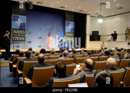 Der Verteidigungsminister beantwortet Fragen während einer Pressekonferenz im NATO-Hauptquartier in Brüssel, Belgien, am 8. Oktober 2015, während er an der NATO-Verteidigungsministerkonferenz teilnahm. Die Pressekonferenz befasst sich mit Fragen der globalen Sicherheit, der Einsatzbereitschaft der NATO, der Bündniskoordination, der strategischen Verteidigungsplanung und dem Engagement mit Mitgliedsländern aus Spanien, Italien und dem Vereinigten Königreich. Stockfoto