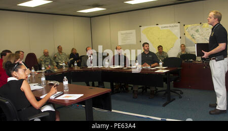 Ein Vertreter von South Carolina Emergency Management Division Schriftsatz Südcarolina Gesetzgeber und Generalmajor Robert E. Livingston, S.C. Adjutant General, über die Hochwassersituation in den Lowcountry und PeeDee Bereiche an der South Carolina Emergency Management Division am Okt. 8, 2015. Das South Carolina National Guard wurde aktiviert und County Emergency Management Agenturen und lokalen Ersthelfer als historische Hochwasser zu unterstützen Auswirkungen Grafschaften national. Derzeit werden mehr als 2.600 Südcarolina Mitglieder des nationalen Schutzes haben in Reaktion auf die Überschwemmungen aktiviert wurde. (U.S. Nationale Stockfoto