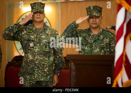 Philippinische Marine Corps Generalmajor Romeo T. Tanalgo, die Streitkräfte der Philippinen (AFP), links, und Colonel Nathaniel Casem, philippinische Marine Readiness Force (PRF), PRF, begrüssen die amerikanische Flagge als die US-Nationalhymne während der amphibische Landung PHIBLEX Übung 2015 (15) Abschlussfeier, Okt. 09 gespielt. 15 PHIBLEX ist eine jährliche bilaterale Übung mit der AFP-durchgeführt, um die Interoperabilität zu stärken und die Zusammenarbeit in einem breiten Spektrum von militärischen Operationen von der Katastrophenhilfe bis hin zu komplexen expeditionary Operations. (U.S. Marine Corps Foto von Mcip Stockfoto