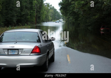 Den örtlichen Strafverfolgungsbehörden Monitor ändern Straßenzustand auf Landstraße 45, in der Nähe von Jamestown, S.C., bei Mengen von Niederschlag in Teilen von South Carolina, Oktober 5, 2015. (Foto von South Carolina Army National Guard Sgt. Joshua S. Edwards). Stockfoto
