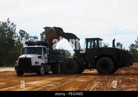 Us-Soldaten von 124. der South Carolina Army National Guard Engineering Company in Saluda, S.C., vorne mit Frontlader Schmutz in ein Lexington County Public Works Dump Truck am Barrow Grube in Swansea, Okt. 9, 2015 Last. Der Schmutz wird in Muldenkipper verladen und nach zahlreichen Spots in Lexington County für SC Verkehrsministerium durchgeführt zu reparieren ausgewaschen Straßen. Das South Carolina National Guard hat mehr als 3.300 Soldaten aktiviert und Flieger- und County Emergency Management Agenturen und Rettungskräfte zu unterstützen als historische Hochwasser Auswirkungen South Carolina. (U.S. Stockfoto