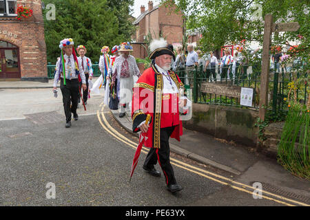 Warrington, Großbritannien. Sonntag, 12. August 2018 - Die alte Tradition der Lymm Rushbearing wurde nach einer Abwesenheit von zwei Jahren wiederbelebt. Die Veranstaltung nicht in einer Prozession auf den Autobahnen wie in der Vergangenheit, sondern nach der Erfassung in der Nähe der unteren Damm ca. 4:00 Uhr und die Verarbeitung bis die Dingle, das Festival endete mit einem Gottesdienst in der St. Mary's Church Credit: John Hopkins/Alamy leben Nachrichten Stockfoto