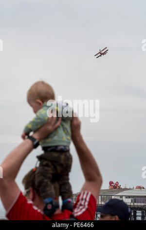 Blackpool, Großbritannien. 12. August 2018 - Menschenmassen versammeln die Blackpool Airshow zu sehen, einschließlich einer Leistung durch die RAF Red Arrows. Die roten Pfeile flogen vor dem Hintergrund des aufkommenden Sturm und durchgeführt für eine Menge von zig Tausend entlang der Promenade in Blackpool. Credit: Benjamin Wareing/Alamy leben Nachrichten Stockfoto