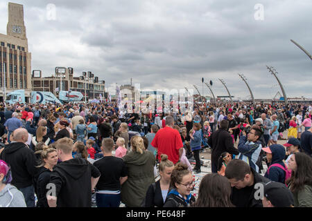 Blackpool, Großbritannien. 12. August 2018 - Menschenmassen versammeln die Blackpool Airshow zu sehen, einschließlich einer Leistung durch die RAF Red Arrows. Die roten Pfeile flogen vor dem Hintergrund des aufkommenden Sturm und durchgeführt für eine Menge von zig Tausend entlang der Promenade in Blackpool. Credit: Benjamin Wareing/Alamy leben Nachrichten Stockfoto