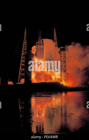 Cape Canaveral Air Force Station entfernt. Florida USA. 12. August 2018. Stunden vor dem Aufstieg der sehr star es untersuchen wird, die NASA-Parker Solar Sonde aus Florida Sonntag startete die Reise zur Sonne, wo es ein Wahrzeichen Mission verpflichten sich zu beginnen. Die Sonde wird seine ersten wissenschaftlichen Beobachtungen übertragen im Dezember, Beginn einer Revolution in unserem Verständnis der Sterne, die das Leben auf der Erde möglich. Credit: Julian Porree/Alamy leben Nachrichten Stockfoto