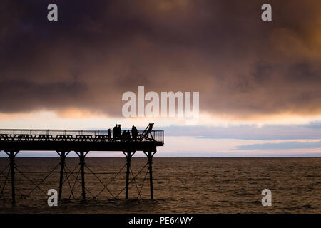 Aberystwyth Wales UK, Sonntag 12 August 2018 Großbritannien Wetter: Dunkel brütende und stürmischen Himmel über Aberystwyth Pier bei Sonnenuntergang, am Ende eines Tages des schweren Duschen und Zauber von strahlendem Sonnenschein Foto © Keith Morris/Alamy leben Nachrichten Stockfoto