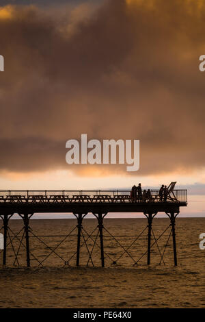 Aberystwyth Wales UK, Sonntag 12 August 2018 Großbritannien Wetter: Dunkel brütende und stürmischen Himmel über Aberystwyth Pier bei Sonnenuntergang, am Ende eines Tages des schweren Duschen und Zauber von strahlendem Sonnenschein Foto © Keith Morris/Alamy leben Nachrichten Stockfoto