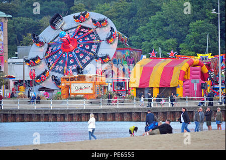 Weymouth Beach. 12. Aug 2018. UK Wetter. Nach einem nassen Nachmittag am späten Abend Sonne scheint auf auf Leute spielen und schwimmen am Strand von Weymouth in Dorchester. Credit: Robert Timoney/Alamy leben Nachrichten Stockfoto