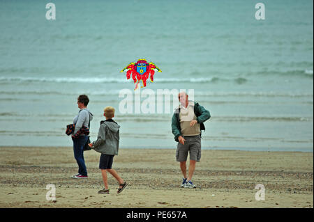 Weymouth Beach. 12. Aug 2018. UK Wetter. Nach einem nassen Nachmittag am späten Abend Sonne scheint auf auf Leute spielen und schwimmen am Strand von Weymouth in Dorchester. Credit: Robert Timoney/Alamy leben Nachrichten Stockfoto