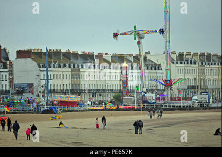 Weymouth Beach. 12. Aug 2018. UK Wetter. Nach einem nassen Nachmittag am späten Abend Sonne scheint auf auf Leute spielen und schwimmen am Strand von Weymouth in Dorchester. Credit: Robert Timoney/Alamy leben Nachrichten Stockfoto