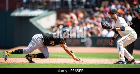 San Francisco, USA. 12. Aug 2018. 12. August 2018: Pittsburgh Pirates catcher Elias Diaz (32) stürzt zurück in die Tasche, während ein MLB-Spiel zwischen den Pittsburgh Pirates und die San Francisco Giants bei AT&T Park in San Francisco, Kalifornien. Valerie Shoaps/CSM Credit: Cal Sport Media/Alamy leben Nachrichten Stockfoto