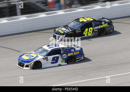 Brooklyn, Michigan, USA. 12 Aug, 2018. Chase Elliott (9) und Jimmie Johnson (48) Kampf um die Position während der Verbraucher Energie 400 am Michigan International Speedway in Brooklyn, Michigan. Quelle: Chris Owens Asp Inc/ASP/ZUMA Draht/Alamy leben Nachrichten Stockfoto