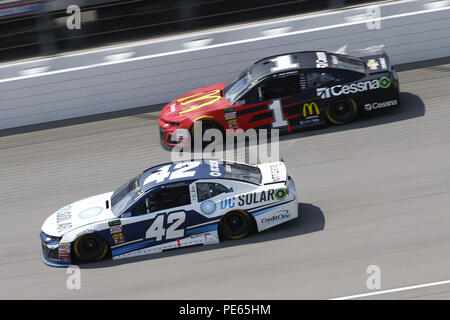 Brooklyn, Michigan, USA. 12 Aug, 2018. Kyle Larson (42) und Jamie McMurray (1) Kampf um Position während der Verbraucher Energie 400 am Michigan International Speedway in Brooklyn, Michigan. Quelle: Chris Owens Asp Inc/ASP/ZUMA Draht/Alamy leben Nachrichten Stockfoto