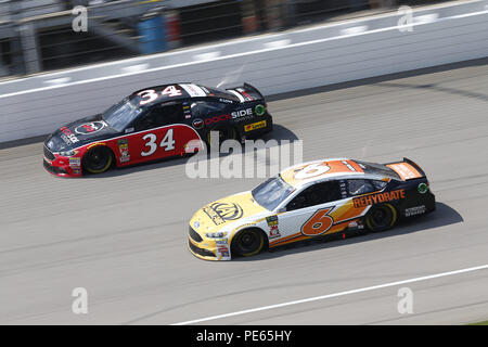 Brooklyn, Michigan, USA. 12 Aug, 2018. Trevor Bayne (6) und Michael McDowell (34) Kampf um die Position während der Verbraucher Energie 400 am Michigan International Speedway in Brooklyn, Michigan. Quelle: Chris Owens Asp Inc/ASP/ZUMA Draht/Alamy leben Nachrichten Stockfoto