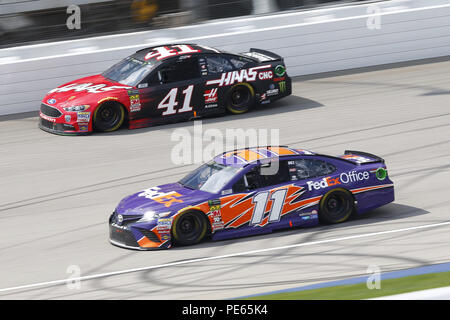 Brooklyn, Michigan, USA. 12 Aug, 2018. Denny Hamlin (11) und Kurt Busch (41) Kampf um die Position während der Verbraucher Energie 400 am Michigan International Speedway in Brooklyn, Michigan. Quelle: Chris Owens Asp Inc/ASP/ZUMA Draht/Alamy leben Nachrichten Stockfoto