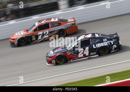 Brooklyn, Michigan, USA. 12 Aug, 2018. William Byron (24) und Corey LaJoie (72) Kampf um die Position während der Verbraucher Energie 400 am Michigan International Speedway in Brooklyn, Michigan. Quelle: Chris Owens Asp Inc/ASP/ZUMA Draht/Alamy leben Nachrichten Stockfoto