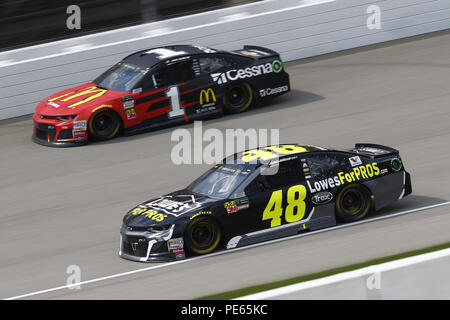 Brooklyn, Michigan, USA. 12 Aug, 2018. Jimmie Johnson (48) und Jamie McMurray (1) Kampf um Position während der Verbraucher Energie 400 am Michigan International Speedway in Brooklyn, Michigan. Quelle: Chris Owens Asp Inc/ASP/ZUMA Draht/Alamy leben Nachrichten Stockfoto